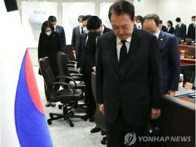 大統領室庁舎で開かれた閣議で事故の犠牲者に黙とうをささげる尹大統領（大統領室通信写真記者団）＝1日、ソウル（聯合ニュース）