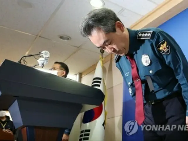 会見で事故について謝罪する尹警察庁長＝１日、ソウル（聯合ニュース）