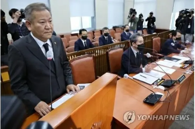 国会行政安全委員会に出席した李祥敏・行政安全部長官＝１日、ソウル（聯合ニュース）