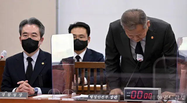 韓国の李祥敏行政安全相（右）が1日午後、梨泰院ハロウィン圧死惨事に関する発言について謝罪している様子（画像提供:wowkorea）
