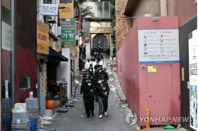 事故が起きた路地。右側がハミルトンホテル＝１０月３１日、ソウル（聯合ニュース）