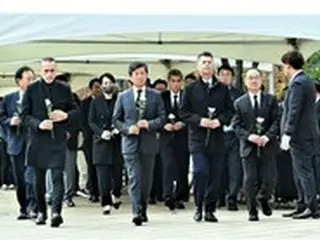 ＜梨泰院事故＞大韓サッカー協会の鄭夢奎会長・男女韓国代表の監督ら、焼香所を弔問