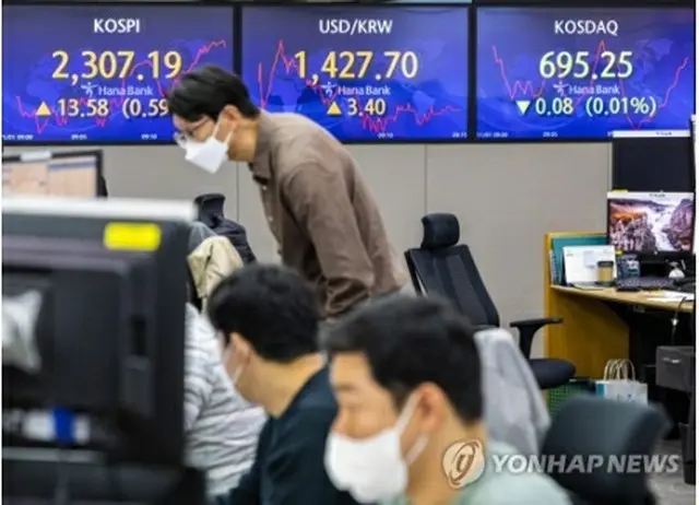 ハナ銀行本店のディーリングルームに取引時間中の株価と為替相場が表示されている＝１日、ソウル（聯合ニュース）