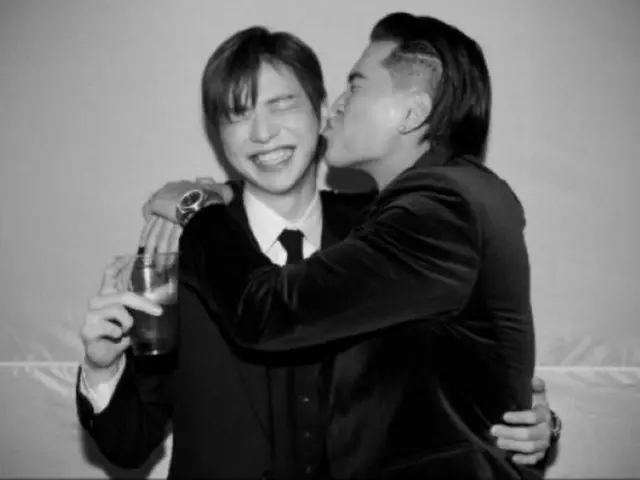 歌手のカンダニエル（KANGDANIEL）、新婚Chancellorからの“チュー攻撃”にたまらない？ブロマンスなショット（画像提供:wowkorea）