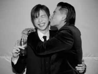 歌手のカンダニエル（KANGDANIEL）、新婚Chancellorからの“チュー攻撃”にたまらない？ブロマンスなショット