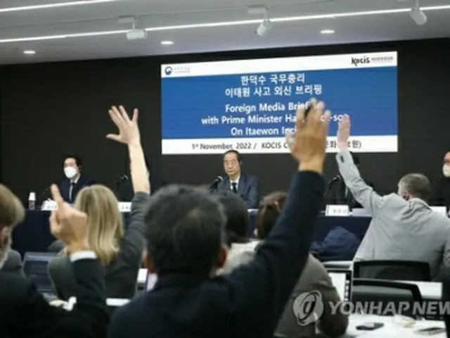 韓悳洙首相に質問する海外メディアの記者ら（国務総理室提供）＝（聯合ニュース）≪転載・転用禁止≫