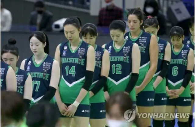 女子プロバレーボールチームが1日の試合前、雑踏事故の犠牲者に黙とうをささげている（現代建設ヒルステート提供）＝（聯合ニュース）≪転載・転用禁止≫