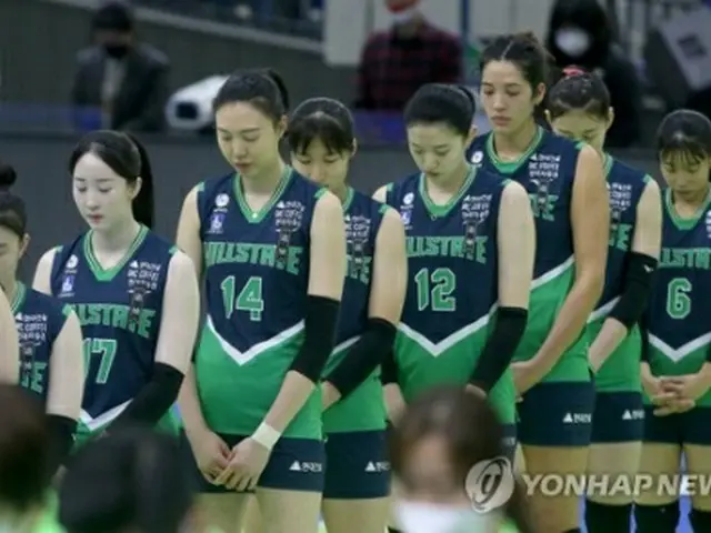女子プロバレーボールチームが1日の試合前、雑踏事故の犠牲者に黙とうをささげている（現代建設ヒルステート提供）＝（聯合ニュース）≪転載・転用禁止≫