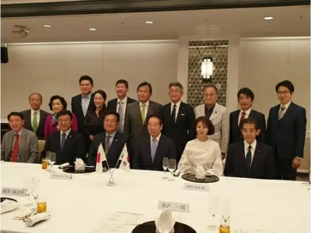 韓日議員連盟の会長ら代表団は9月、安倍晋三元首相の国葬に合わせて日本を訪問した際、日韓議員連盟と懇談会を開いた。記念撮影する両議連（韓日議連提供）＝（聯合ニュース）≪転載・転用禁止≫