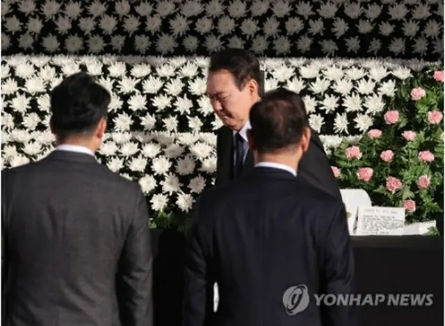 ソウル市庁前のソウル広場に設置されている合同焼香所を弔問した尹大統領＝2日、ソウル（聯合ニュース）