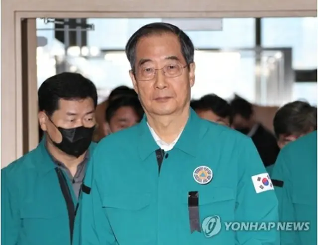 中央災難安全対策本部の会議に臨む韓首相＝２日、ソウル（聯合ニュース）
