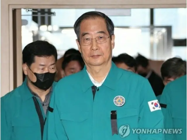 中央災難安全対策本部の会議に臨む韓首相＝２日、ソウル（聯合ニュース）
