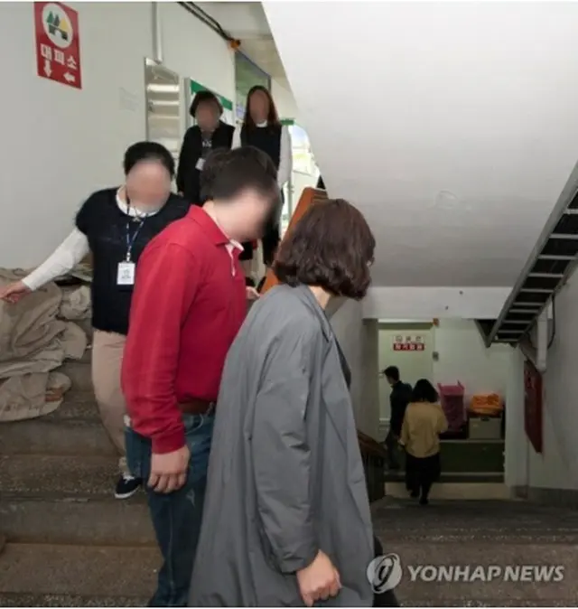 空襲警報の発令を受け、緊急避難する鬱陵郡庁の職員（同郡提供）＝（聯合ニュース）≪転載・転用禁止≫