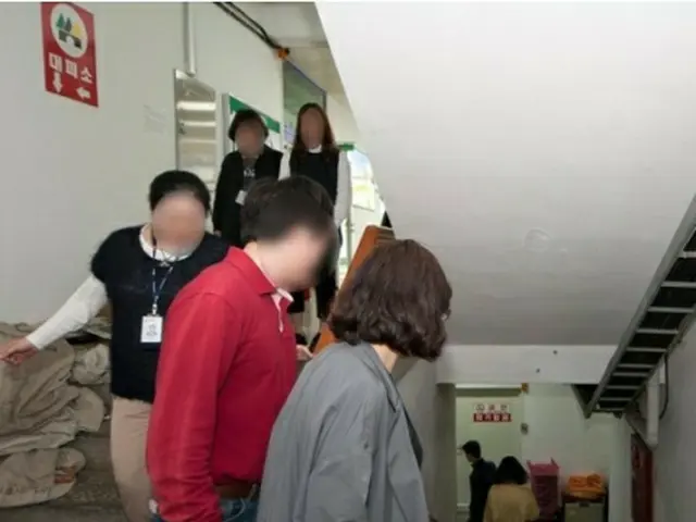 空襲警報の発令を受け、緊急避難する鬱陵郡庁の職員（同郡提供）＝（聯合ニュース）≪転載・転用禁止≫