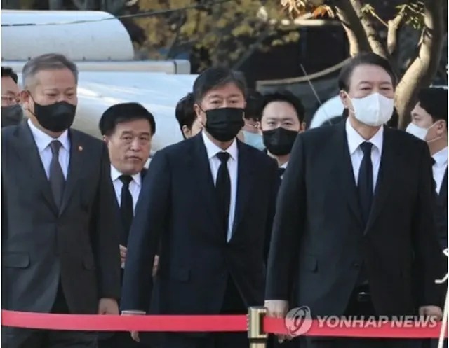 弔問のためソウル市庁前のソウル広場に設置されている合同焼香所を訪れた尹大統領（右）。李祥敏・行政安全部長官（左）も同行した＝２日、ソウル（聯合ニュース）