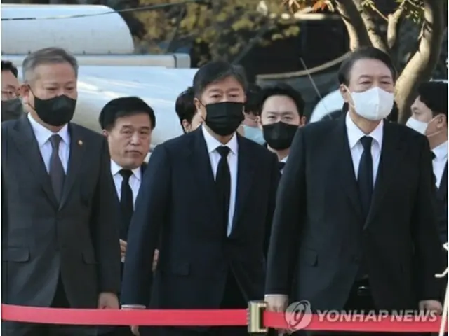弔問のためソウル市庁前のソウル広場に設置されている合同焼香所を訪れた尹大統領（右）。李祥敏・行政安全部長官（左）も同行した＝２日、ソウル（聯合ニュース）