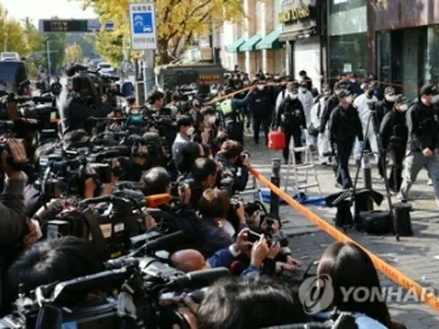 １０月３１日、鑑識のため梨泰院の事故現場に向かう国立科学捜査研究院や警察の関係者＝（聯合ニュース）