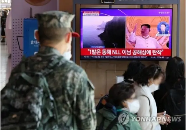 ソウル駅で、北朝鮮による弾道ミサイル発射を伝えるニュースを見る市民＝２日、ソウル（聯合ニュース）
