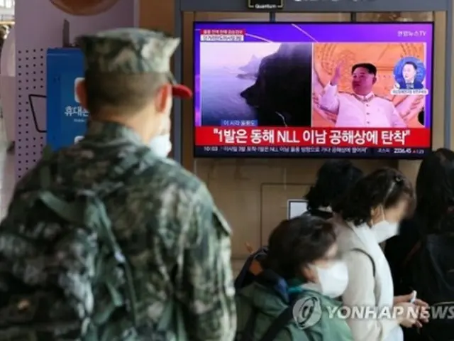 ソウル駅で、北朝鮮による弾道ミサイル発射を伝えるニュースを見る市民＝２日、ソウル（聯合ニュース）