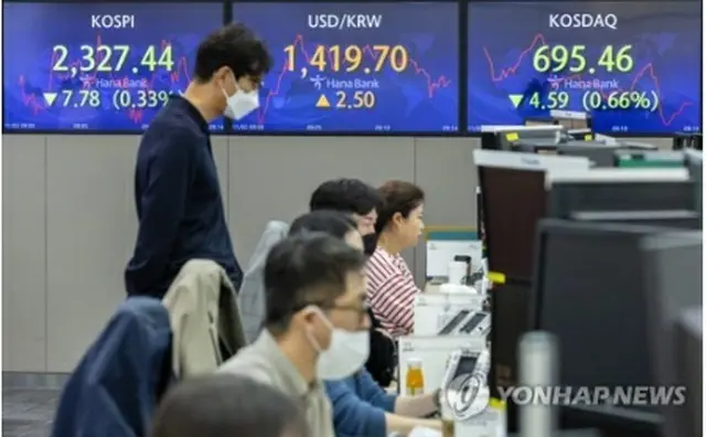 ハナ銀行本店のディーリングルーム＝２日、ソウル（聯合ニュース）