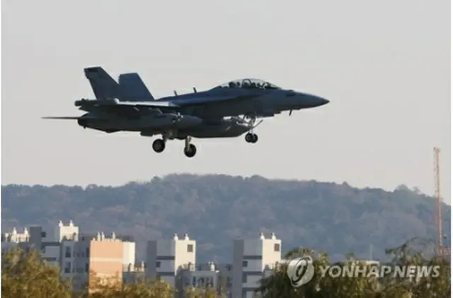 ソウル近郊の京畿道平沢市にある烏山空軍基地に着陸する米軍の電子戦機ＥＡ１８＝２日、平沢（聯合ニュース）