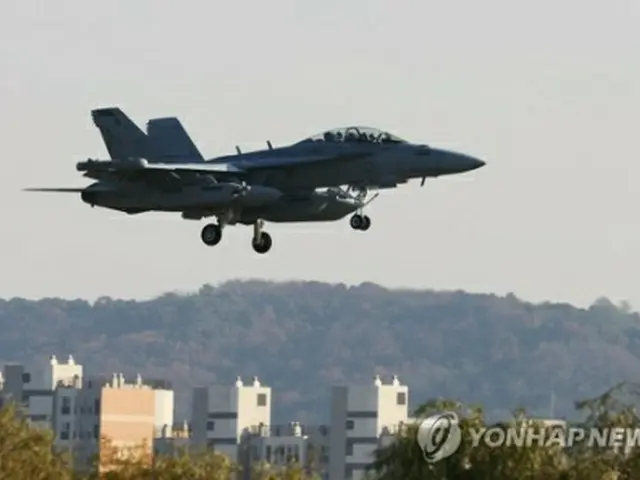 ソウル近郊の京畿道平沢市にある烏山空軍基地に着陸する米軍の電子戦機ＥＡ１８＝２日、平沢（聯合ニュース）