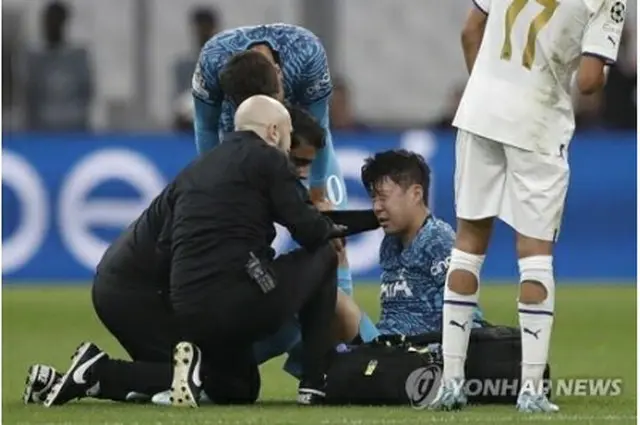 けがをした孫興ミン＝（ＥＰＡ＝聯合ニュース）