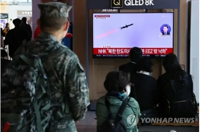 ソウル駅の待合室のテレビで北朝鮮のミサイル発射のニュースが流れている＝２日、ソウル（聯合ニュース）