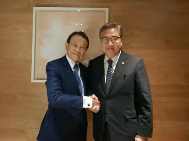 握手を交わす韓国の朴振・外交部長官（右）と自民党の麻生太郎副総裁（同部提供）＝（聯合ニュース）