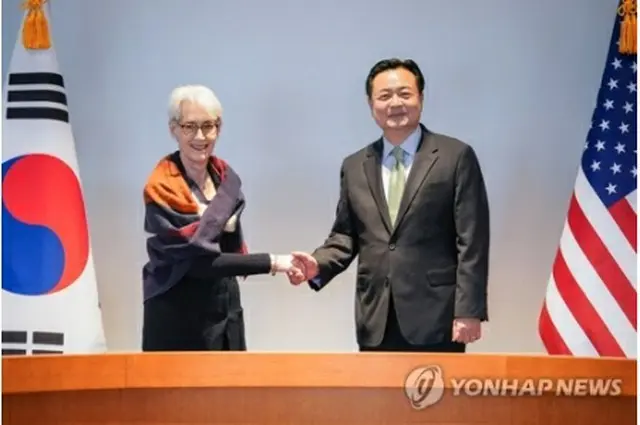 １０月２５日に東京で会談した趙氏（右）とシャーマン氏（在日韓国大使館提供）＝（聯合ニュース）≪転載・転用禁止≫