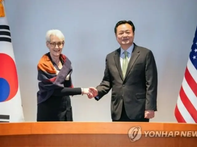 １０月２５日に東京で会談した趙氏（右）とシャーマン氏（在日韓国大使館提供）＝（聯合ニュース）≪転載・転用禁止≫