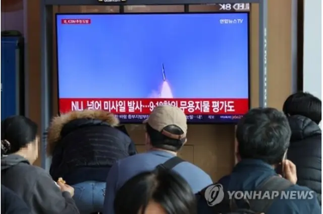 ソウル駅のテレビで北朝鮮のミサイル発射のニュースを見る人たち＝３日、ソウル（聯合ニュース）