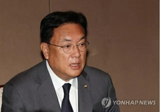 記者会見する韓日議連の鄭鎮碩会長＝３日、ソウル（聯合ニュース）