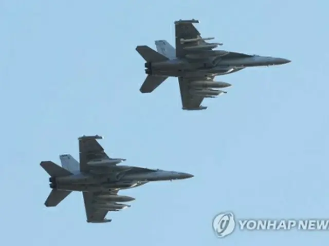在韓米軍の烏山基地付近でＥＡ１８が飛行している＝２日、平沢（聯合ニュース）