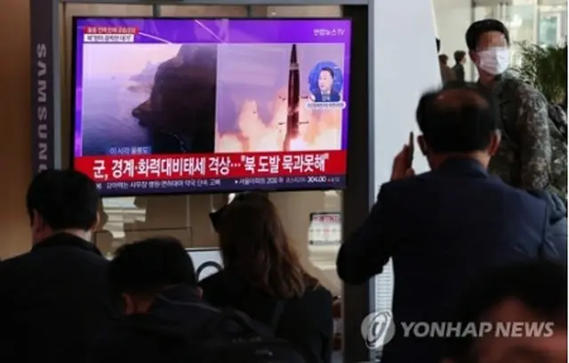 ２日、ソウル駅で北朝鮮による弾道ミサイル発射を伝えるニュースを見る人々＝（聯合ニュース）