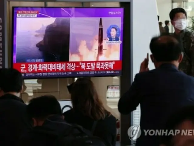 ２日、ソウル駅で北朝鮮による弾道ミサイル発射を伝えるニュースを見る人々＝（聯合ニュース）