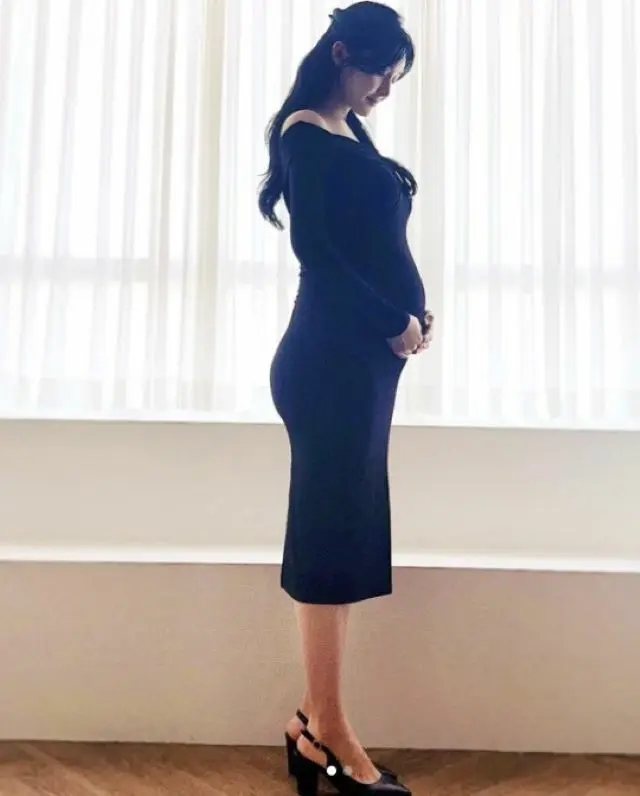「T-ARA」出身ハン・アルム、妊娠31週目の臨月Dラインショット公開…ママの笑みが浮かぶ美しい横顔（画像提供:wowkorea）