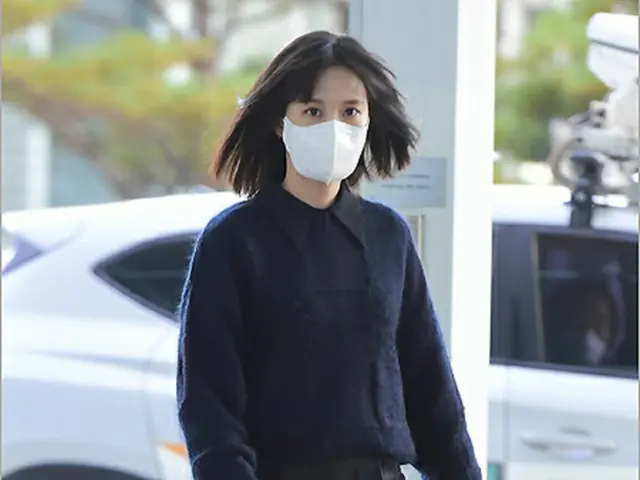 女優パク・ウンビン、ファンミ開催のタイに向け出国…上下黒の服装で笑顔なく（画像提供:wowkorea）