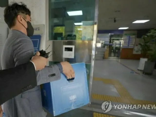 特捜本部は２日、ソウル警察庁や竜山警察署、竜山区庁などを家宅捜索した。竜山警察署に入る特捜本部関係者＝２日、ソウル（聯合ニュース）