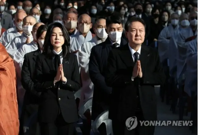梨泰院雑踏事故の追悼法要に出席した尹大統領（右）と金建希（キム・ゴンヒ）夫人（大統領室通信写真記者団）＝４日、ソウル（聯合ニュース）