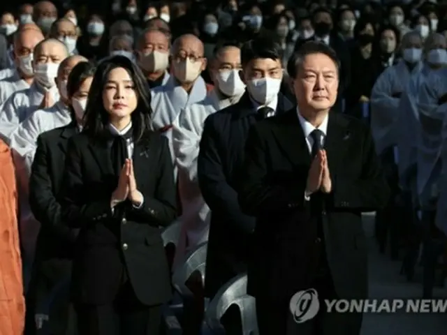 梨泰院雑踏事故の追悼法要に出席した尹大統領（右）と金建希（キム・ゴンヒ）夫人（大統領室通信写真記者団）＝４日、ソウル（聯合ニュース）