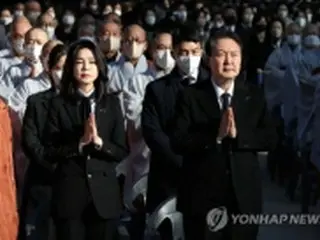 尹大統領が公の場で初めて謝罪　雑踏事故の追悼法要で