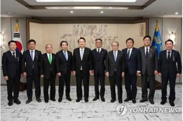 記念撮影する尹大統領（左から５人目）と日韓議連の額賀会長（左から４人目）ら（大統領室提供）＝（聯合ニュース）≪転載・転用禁止≫