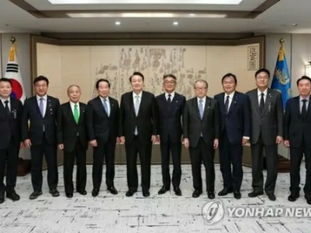 記念撮影する尹大統領（左から５人目）と日韓議連の額賀会長（左から４人目）ら（大統領室提供）＝（聯合ニュース）≪転載・転用禁止≫
