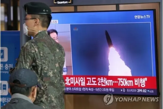 ３日、北朝鮮のミサイル発射のニュースが流れるソウル駅の待合室（資料写真）＝（聯合ニュース）
