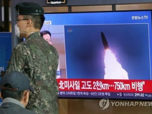３日、北朝鮮のミサイル発射のニュースが流れるソウル駅の待合室（資料写真）＝（聯合ニュース）