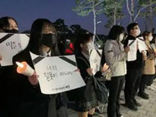 ＜梨泰院事故＞友人を失った青少年が追悼 = 韓国