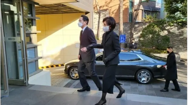 母親の洪羅喜（ホン・ラヒ）氏とともに弔問に訪れたサムスン電子の李在鎔（イ・ジェヨン）会長＝６日、ソウル（聯合ニュース）