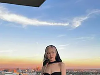 「BLACKPINK」ROSE、驚きのお腹見せドレス…”セクシーな美しさ”