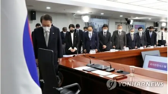 会議の冒頭、梨泰院の事故の犠牲者に黙とうをささげる出席者（大統領室通信写真記者団）＝7日、ソウル（聯合ニュース）